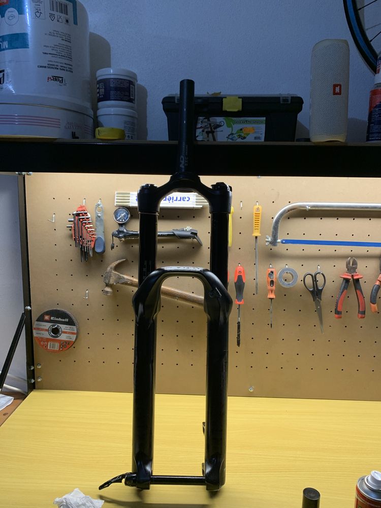 Suspensão rock shox yari
