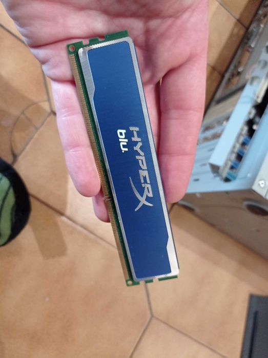 Caixa de computador com memórias e fonte de alimentação64730270111875124