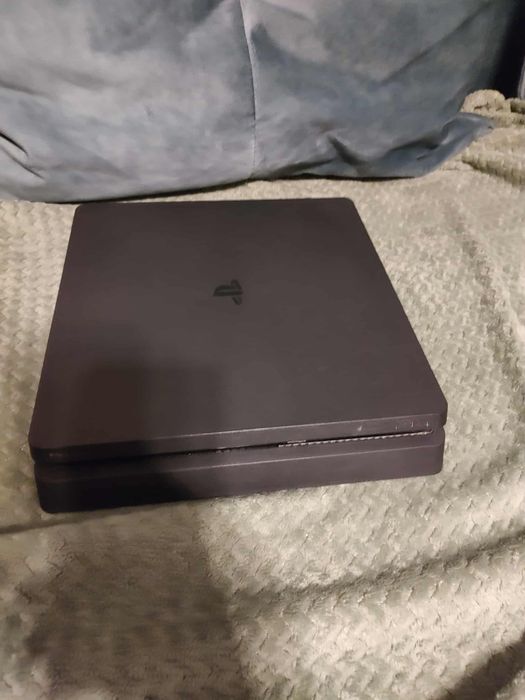 PS4 slim +2 pady + 2 gry