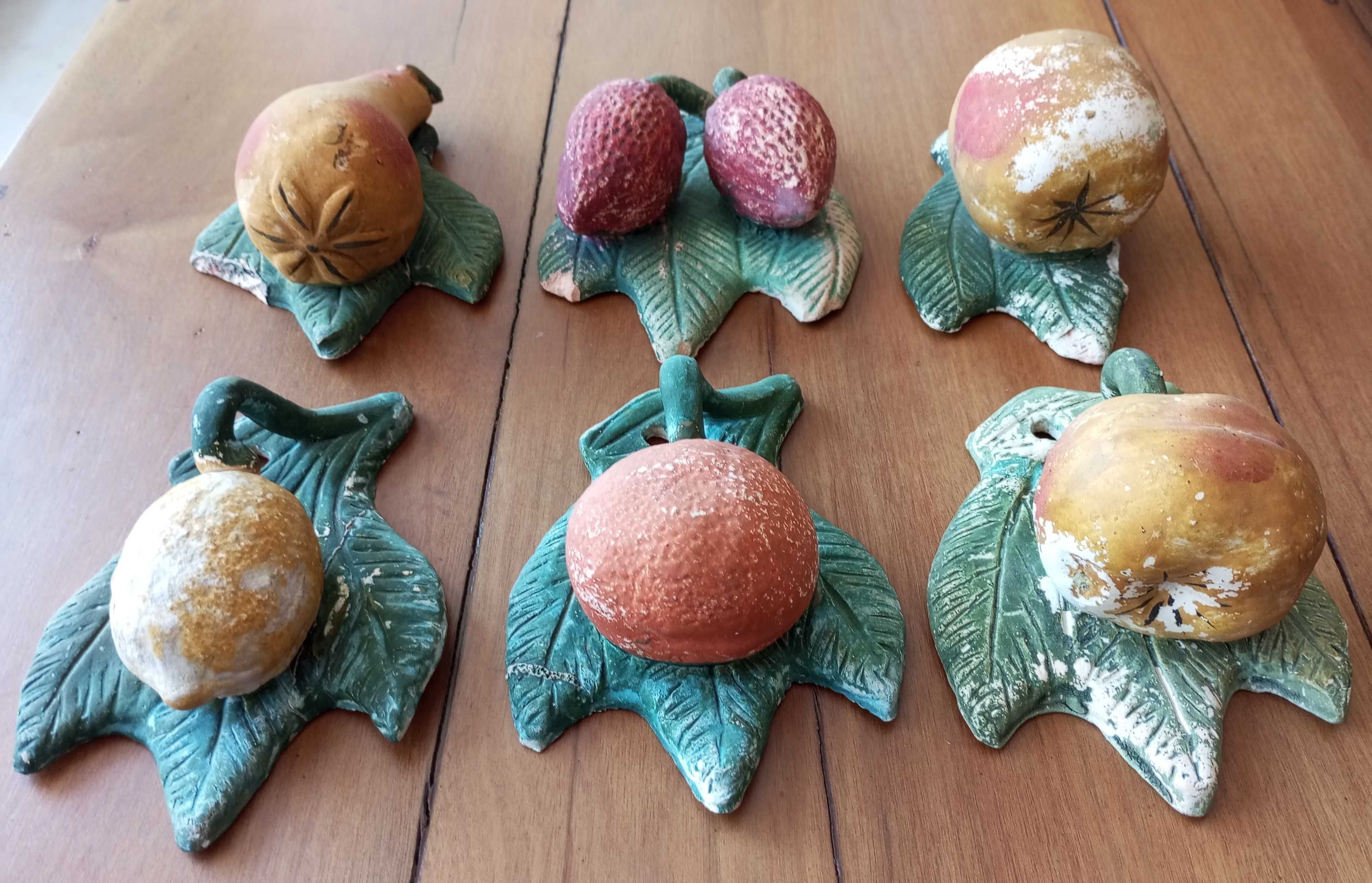 Antigo conjunto de frutos de pendurar em terracota