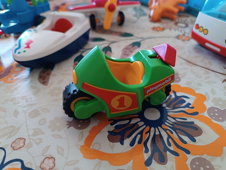 Playmobil 1.2.3. 
Autocarro 3€
Carroça 2€
Moto quatro 2€
Avião 2€
Mota