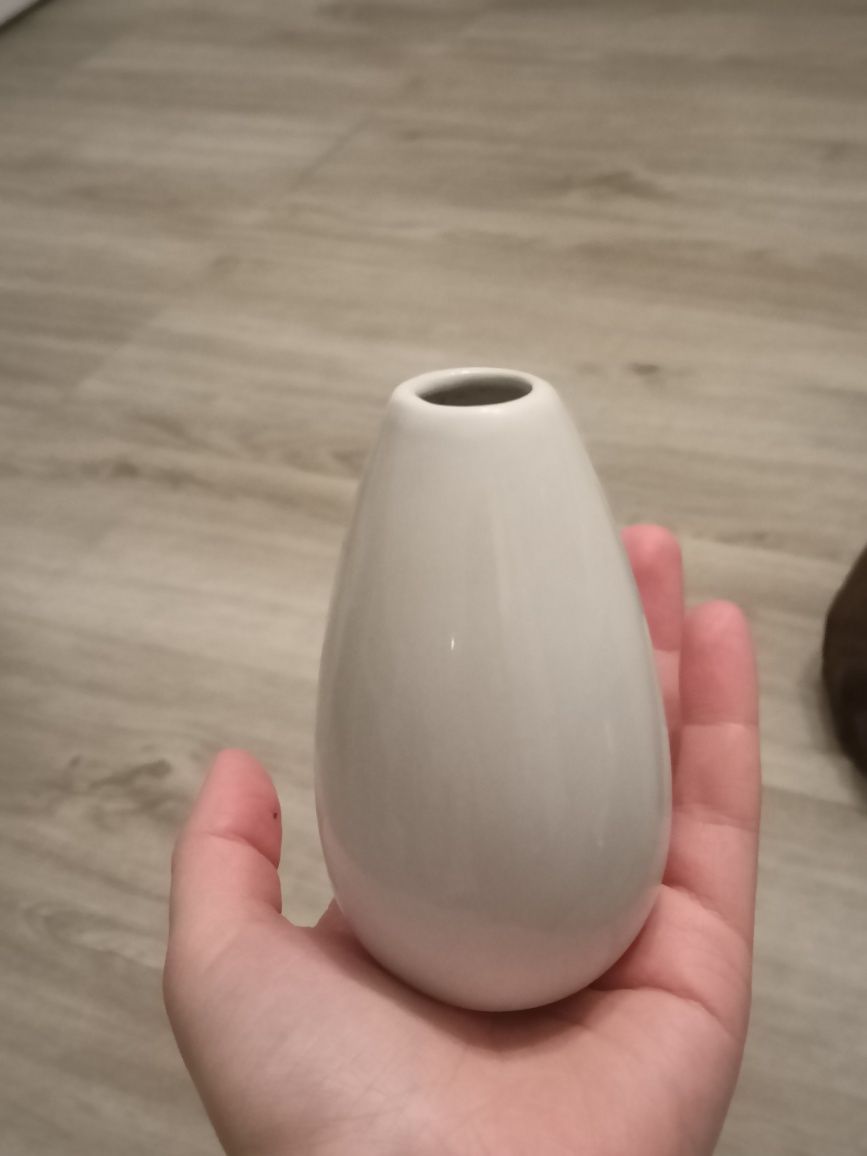 mały biały wazon wazonik ceramiczny na kwiaty ceramika