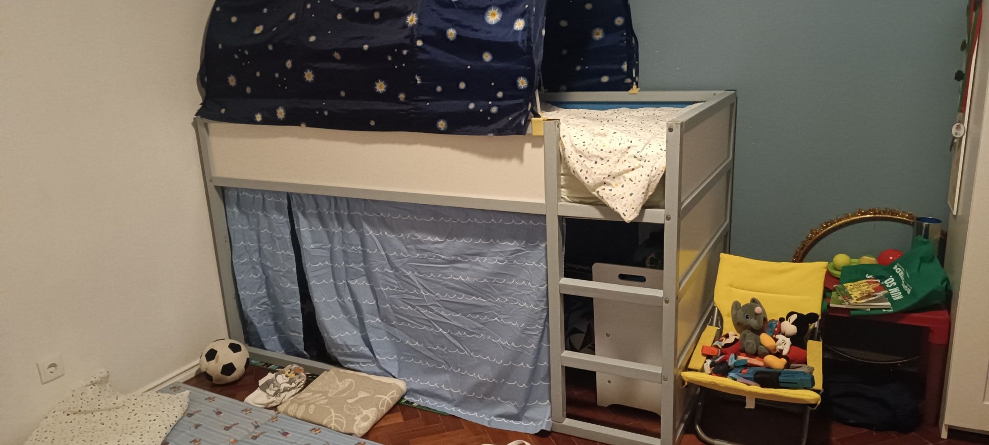 Cama reversível mais colochao praticamente novo