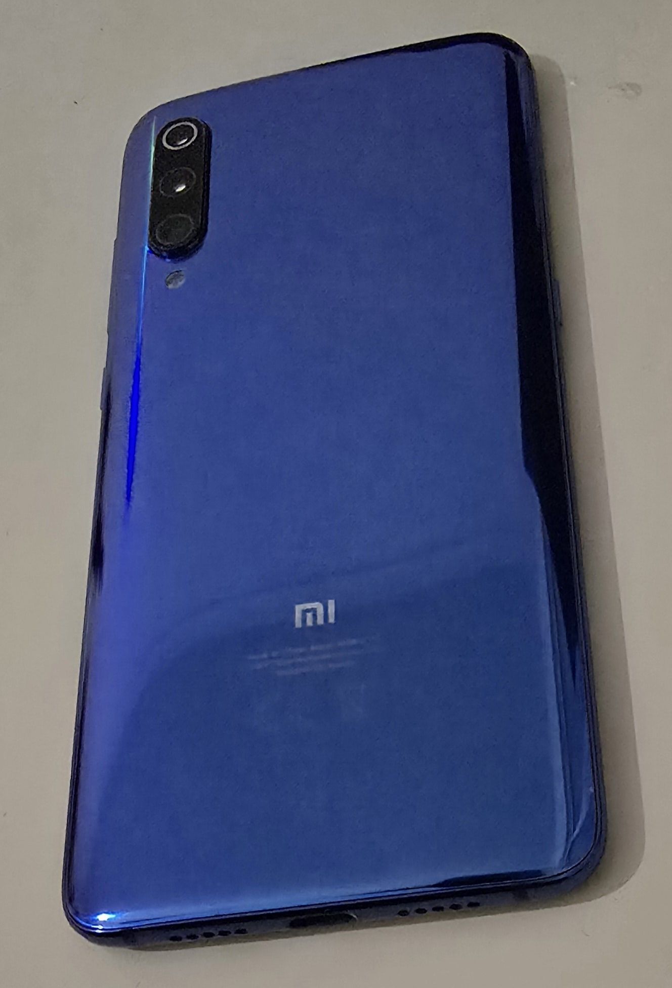 Telemóvel Smartphone Xiaomi Mi 9 com capa e vidro temperado como novo