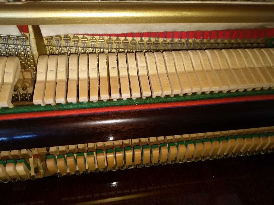 Pianino Petrof, mechanicznie perfekcyjne. W zestawie z krzesłami.