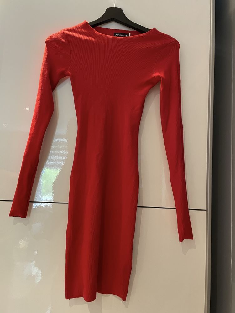 Czerwona dopasowana sukienka z prążkowanego materiału