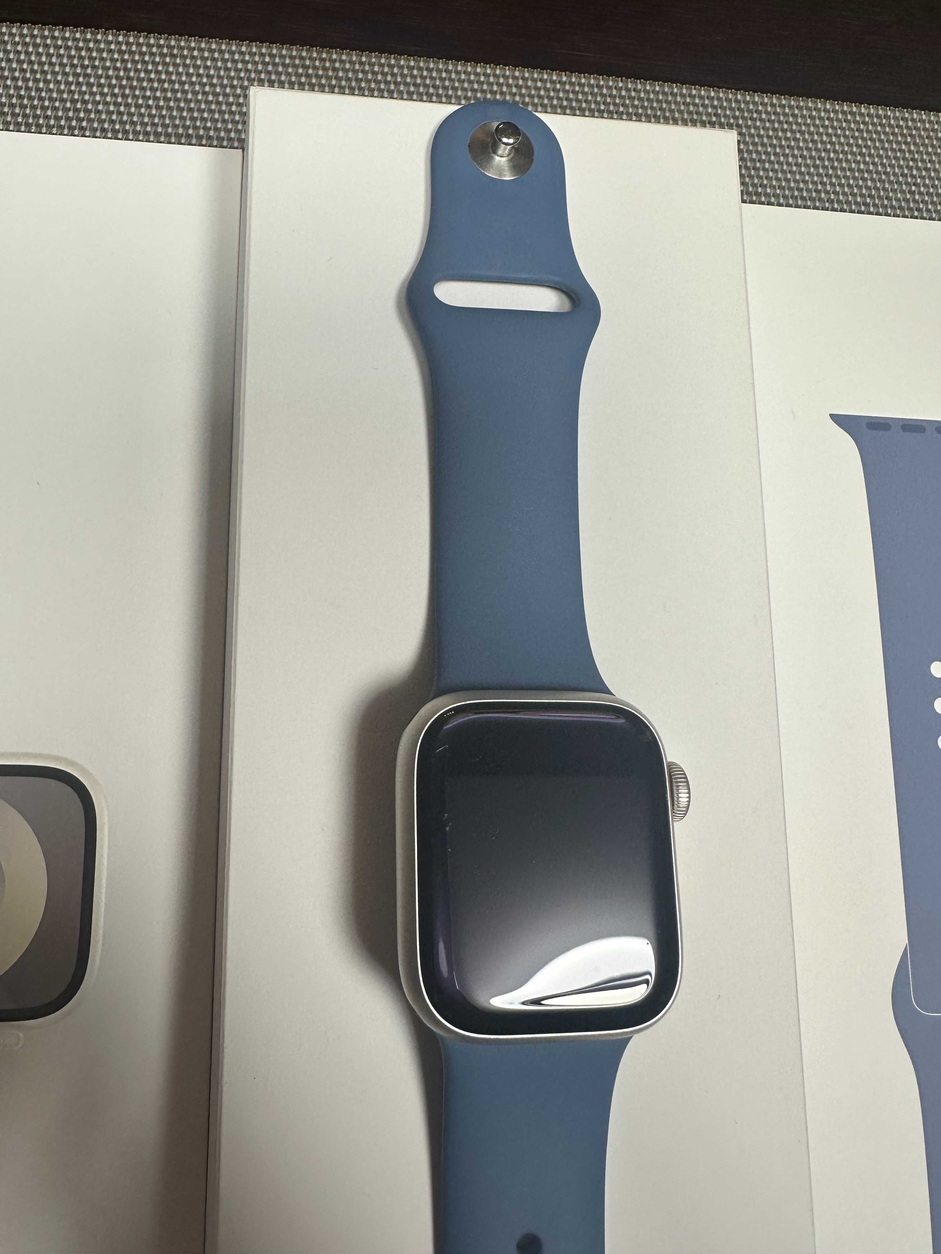 Apple Watch Series 9 41mm Starlight (złoty) z błękitnym paskiem