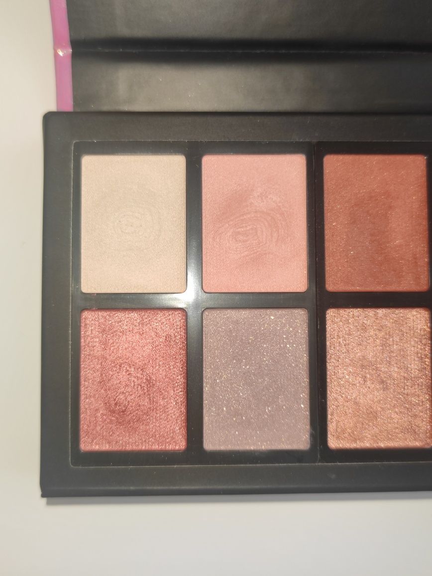 Makeup Revolution I Heart Revolution Angel Heart Eyeshadow Palette pal