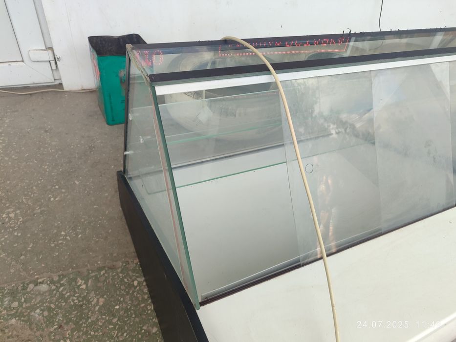 Продам настільну холодильну вітрину ширина 1 м