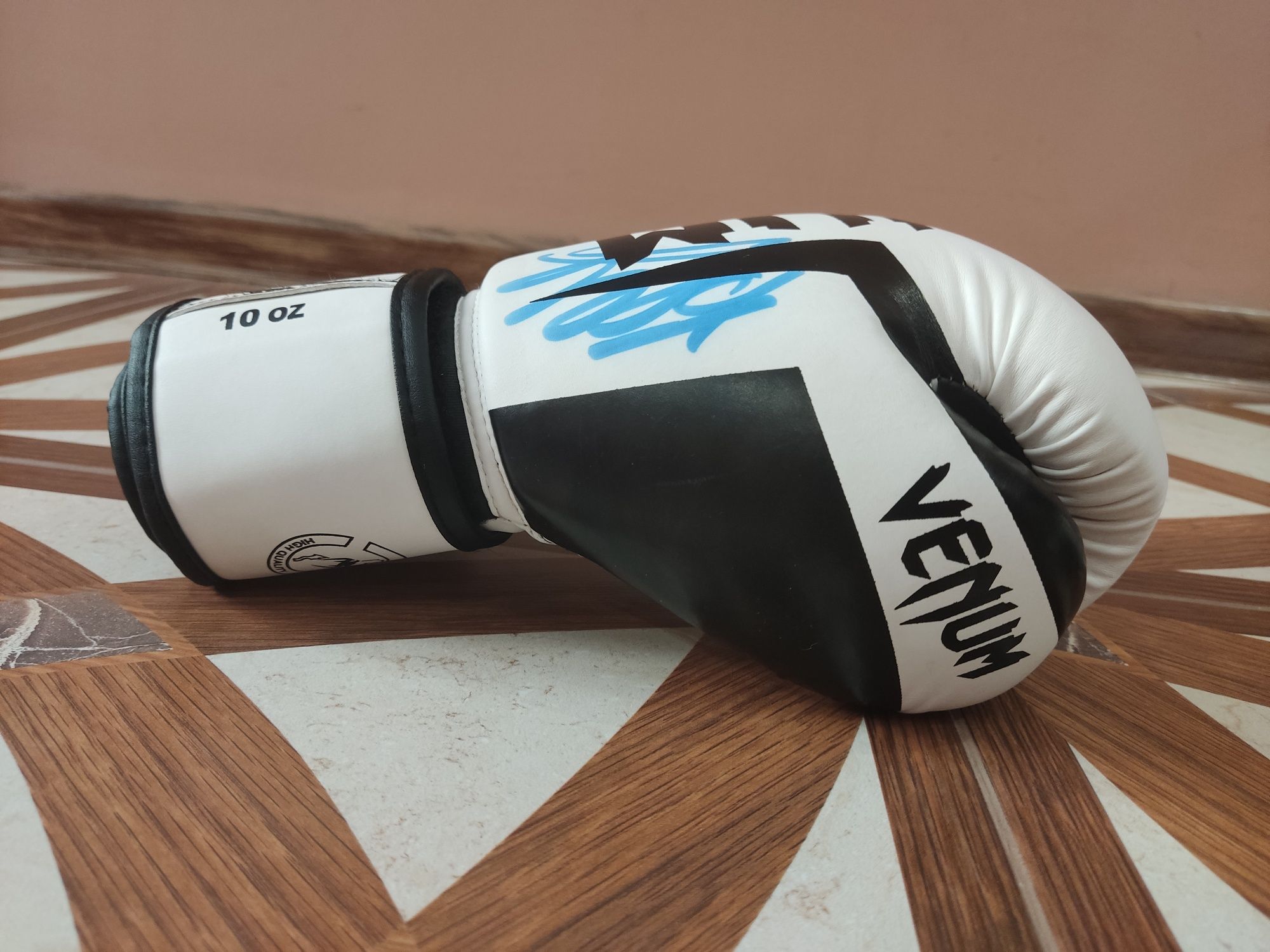 Боксерские перчатки Venum с подписью Дениса Беринчика