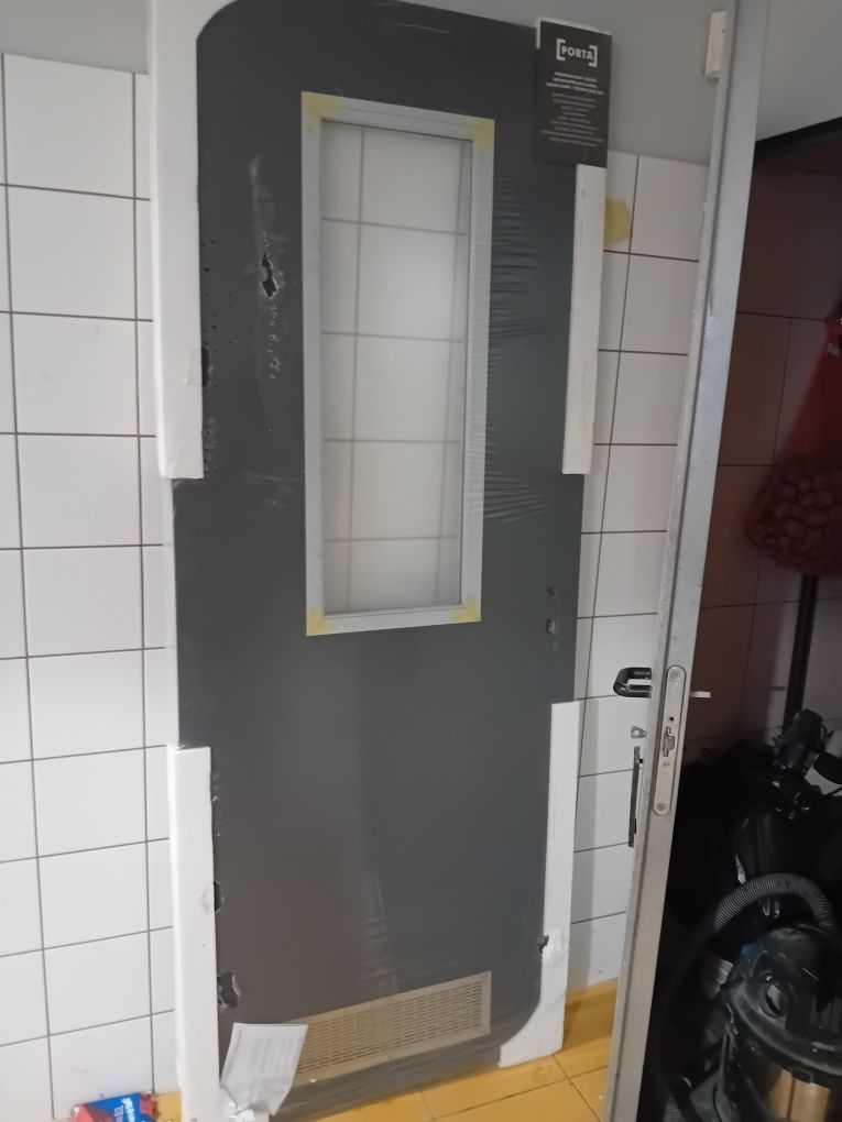 Drzwi porta z futryną metalową
