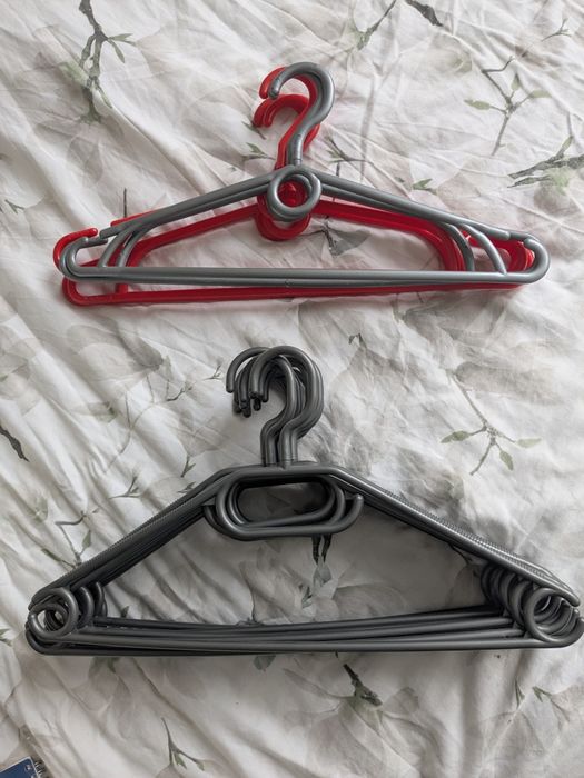 17 plastikowych wieszaków na ubrania