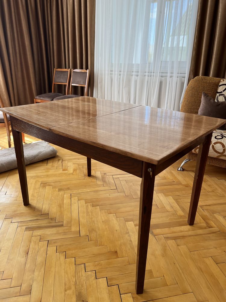 Продам деревʼяний стіл у вітальню