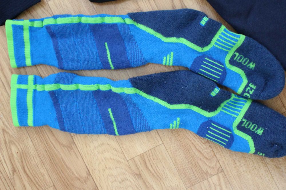 Trzy bluzy chłopięce w rozmiarze 158-164 i grube skarpety