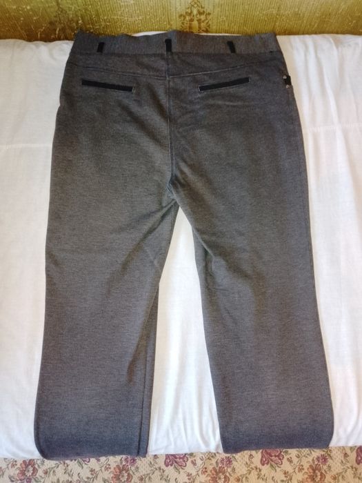 Продаються жіночі штани.