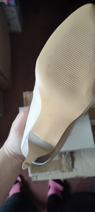 Nowe kremowe  szpilki