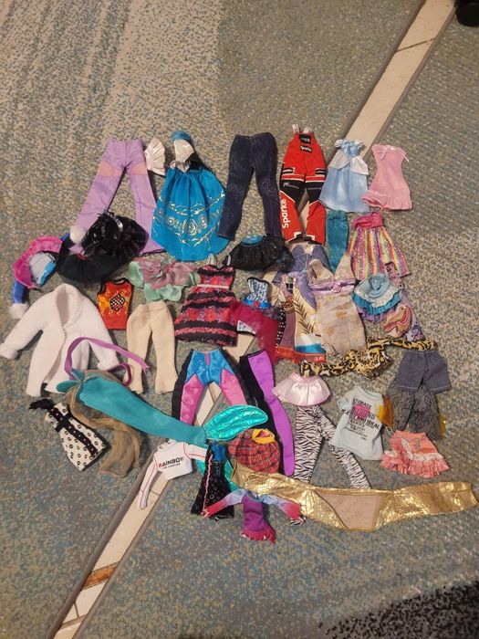 Zestaw ubranek i butów dla lalek