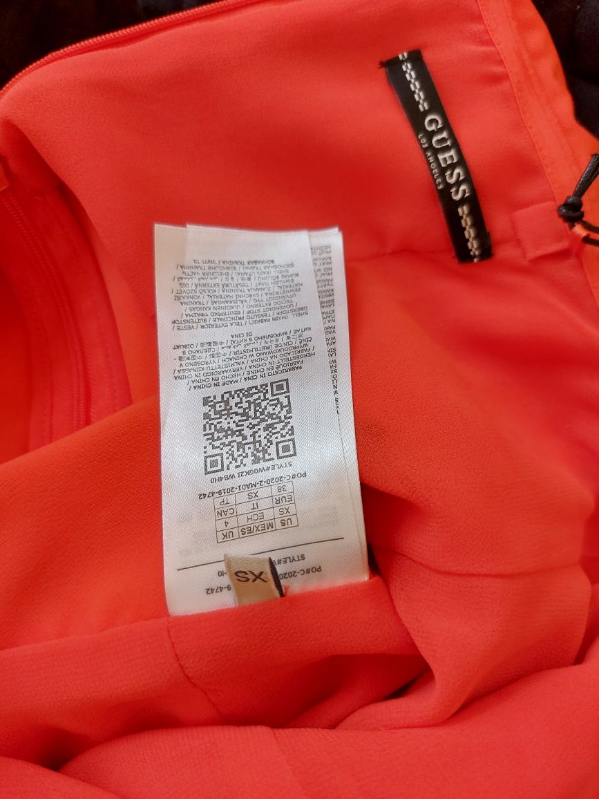 Śliczny kombinezon o prostym fasonie z kolekcji Guess Jeans z komplete