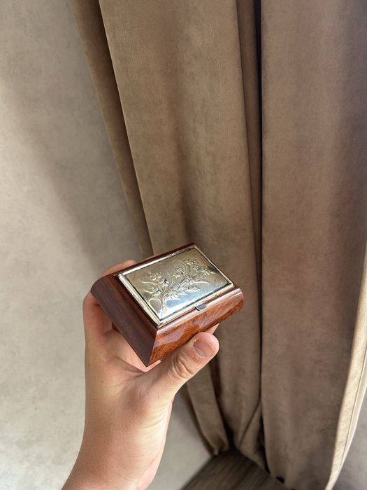 шкатулка із срібною кришкою