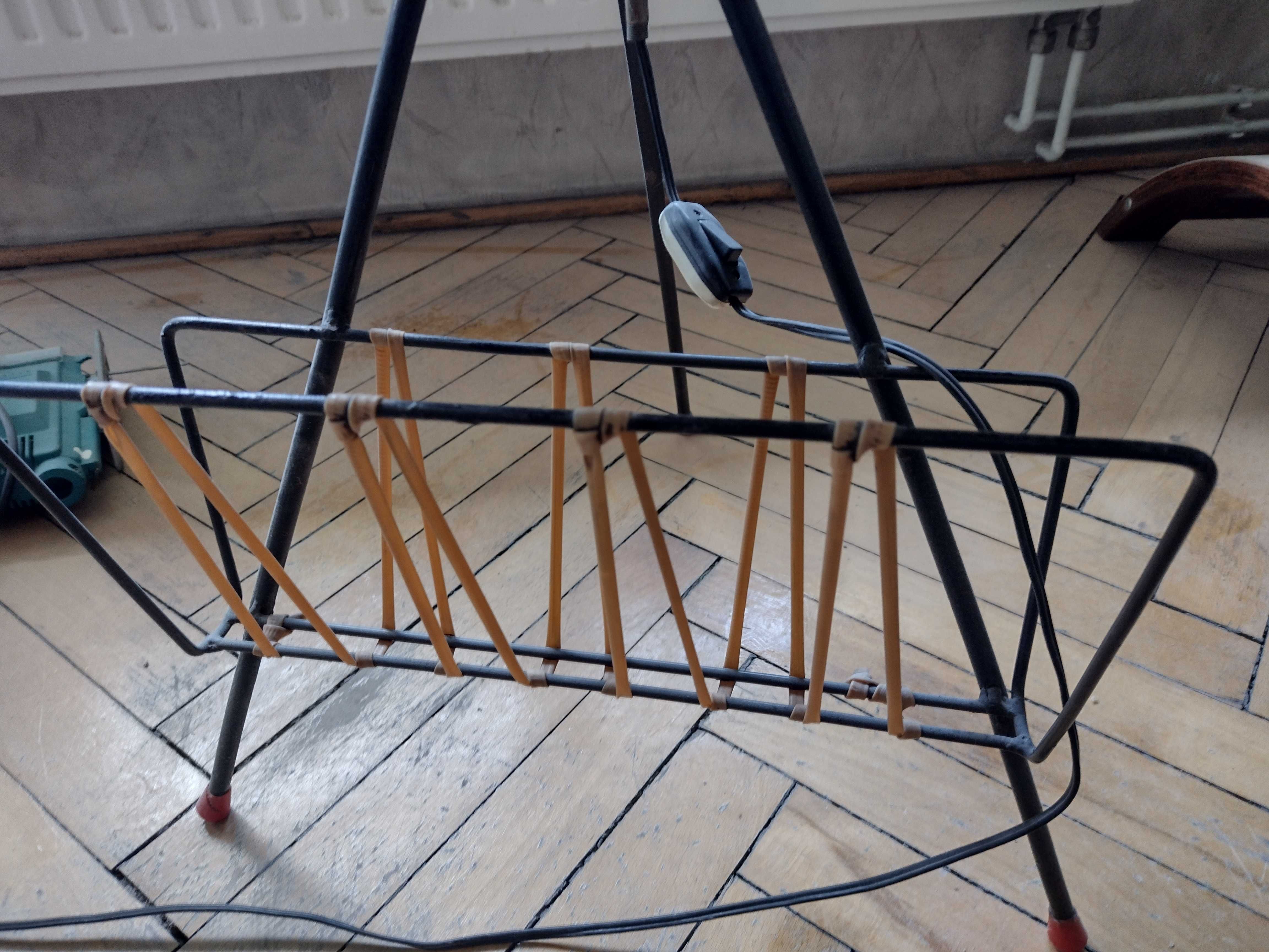 Lampa z gazetnikiem, stolikiem PRL