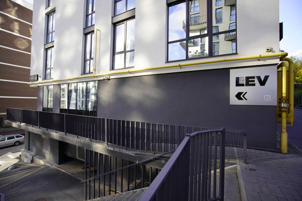 Оренда комерційного приміщення на вул. Малоголосківській, 208 м²