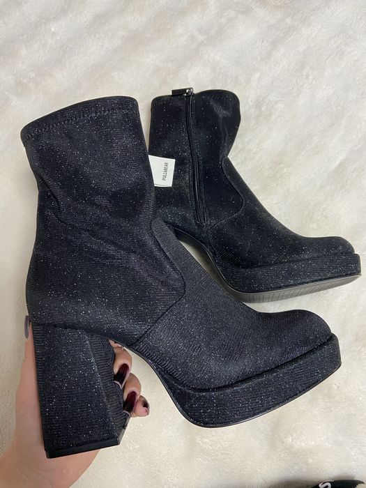 Buty na słupku nowe z metką