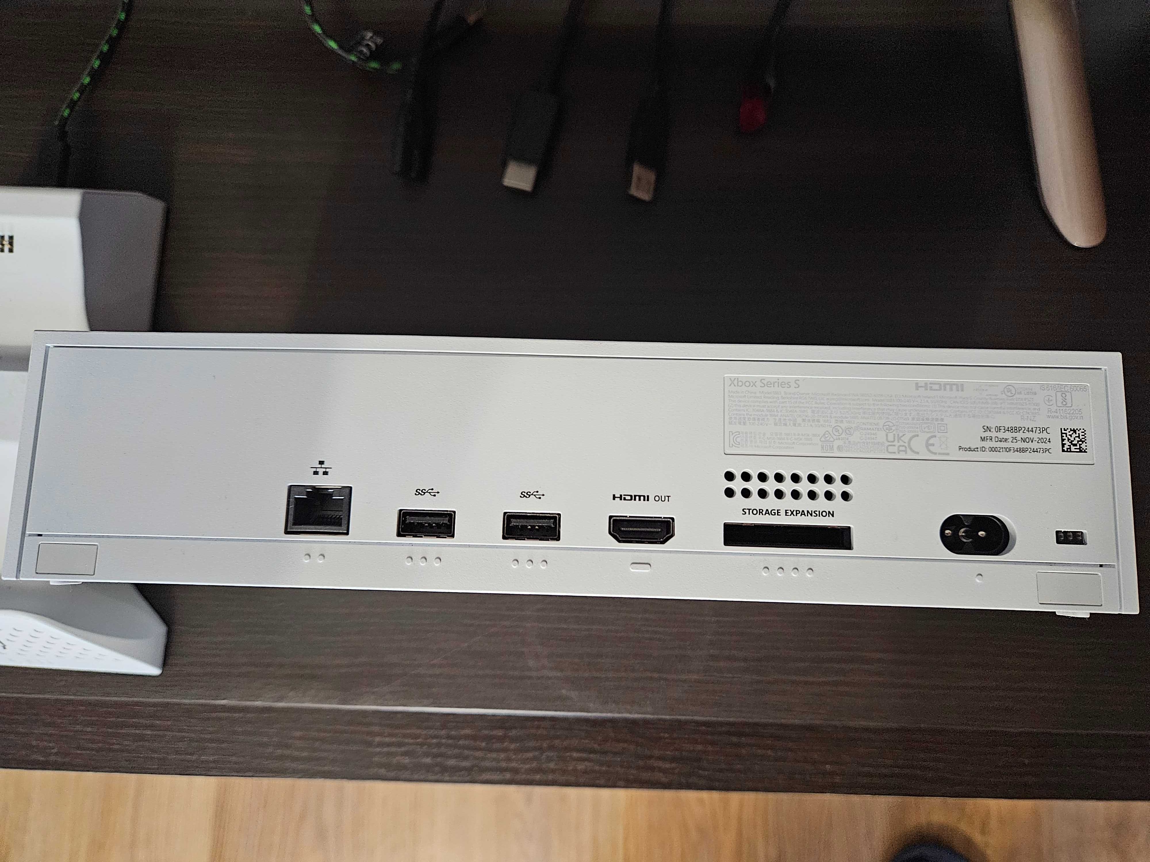 Xbox Series S, dwa pady, stacja ładująca