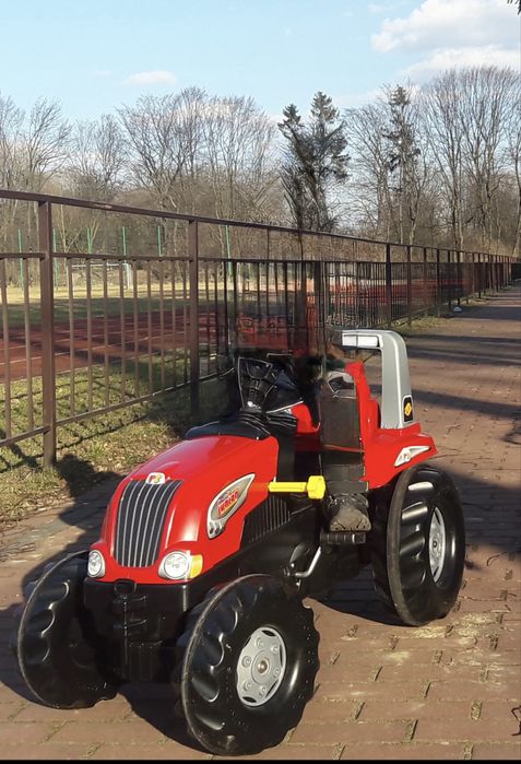 Traktor z łyżką i przyczepa