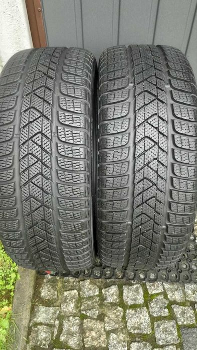 dwie opony zimowe marki Pirelli Sotto Zero 3 - 225/40/19 - 2022 rok