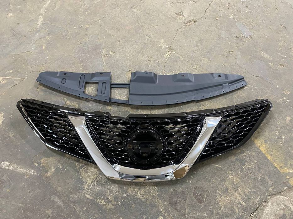 Решітка радіатора Nissan Rogue SPORT 2016-2018