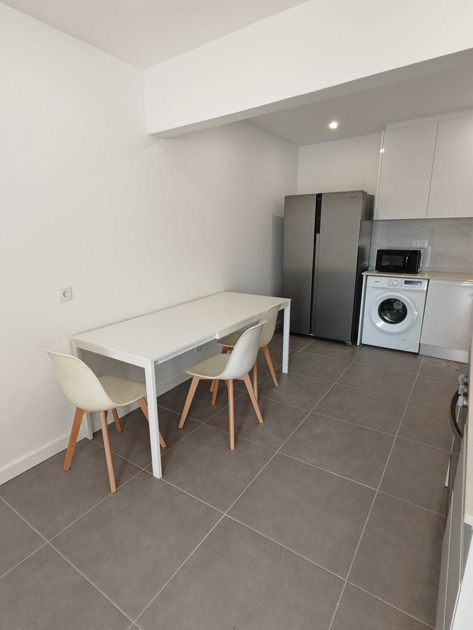 Quarto individual com varanda em apartamento a estrear em Queluz