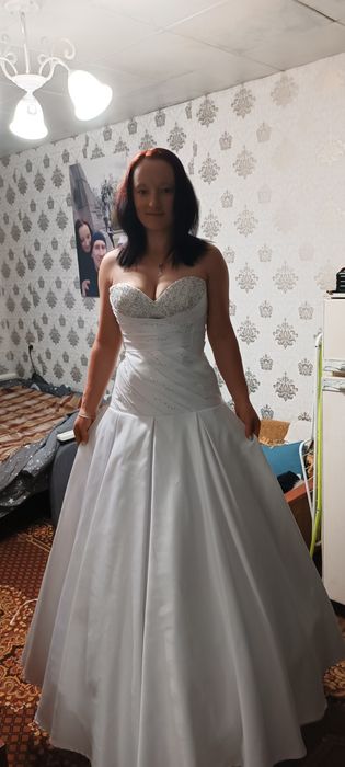 Продам весільну сукню и туфлі розмір 34.