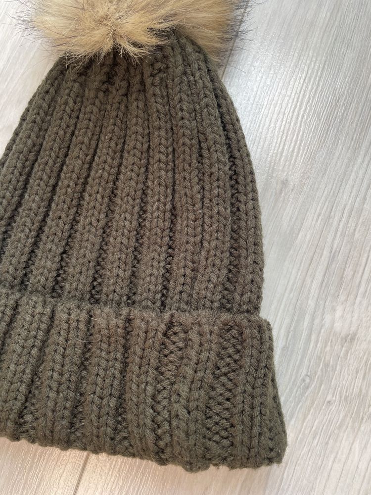Czapka khaki z pomponem hm