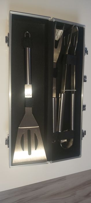 Zestaw do grillowania w metalowej walizce