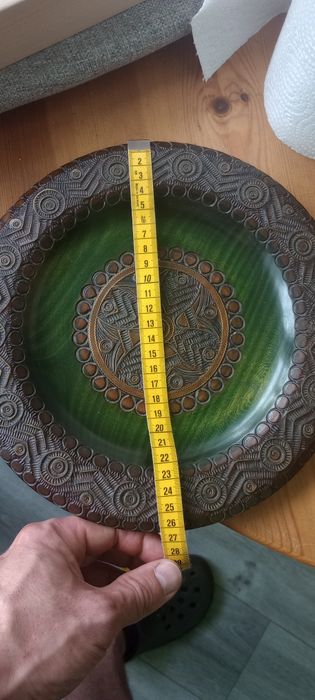 Piękny  stary drewniany  talerz z mosiężnymi zdobieniami i