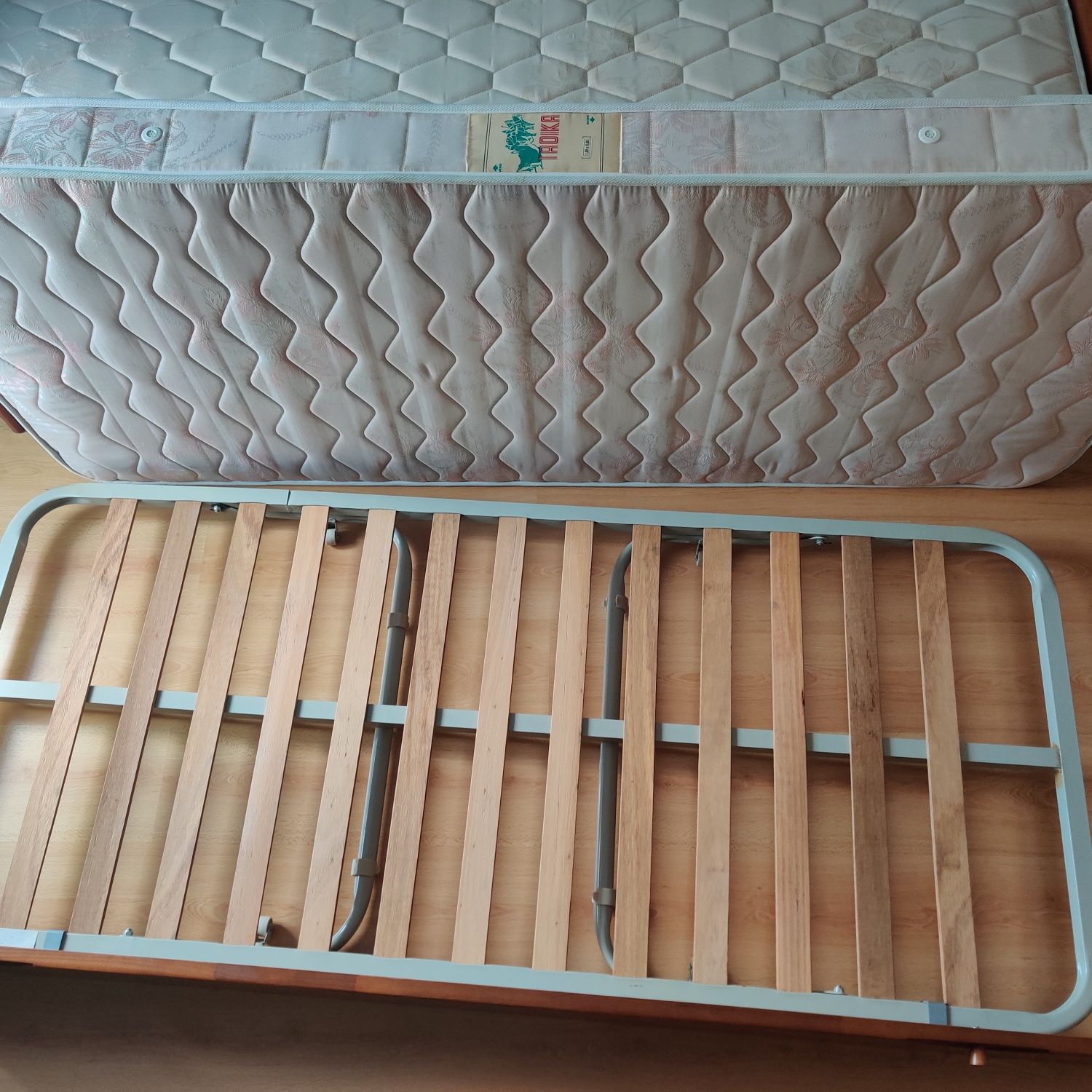 Cama com gaveta que pode converter em sofá