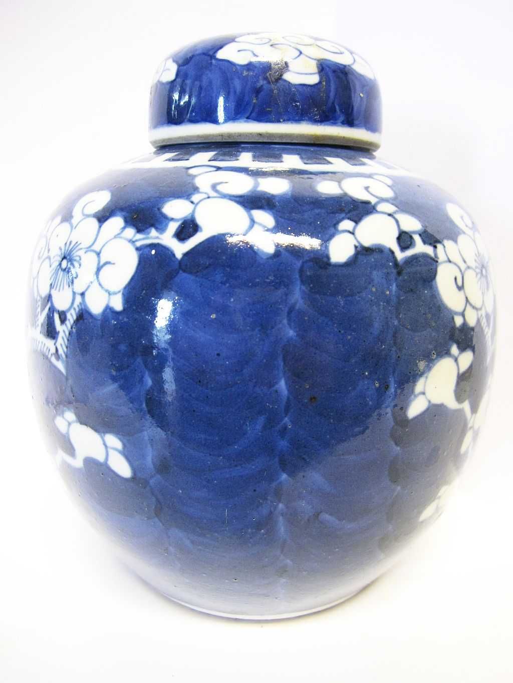 antigo pote asiático pintado à mão com flores de pêssego-azul e branco