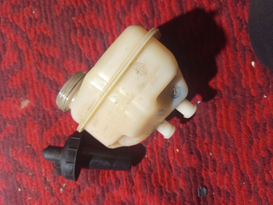 Бачок для тормозної жидкості на машину