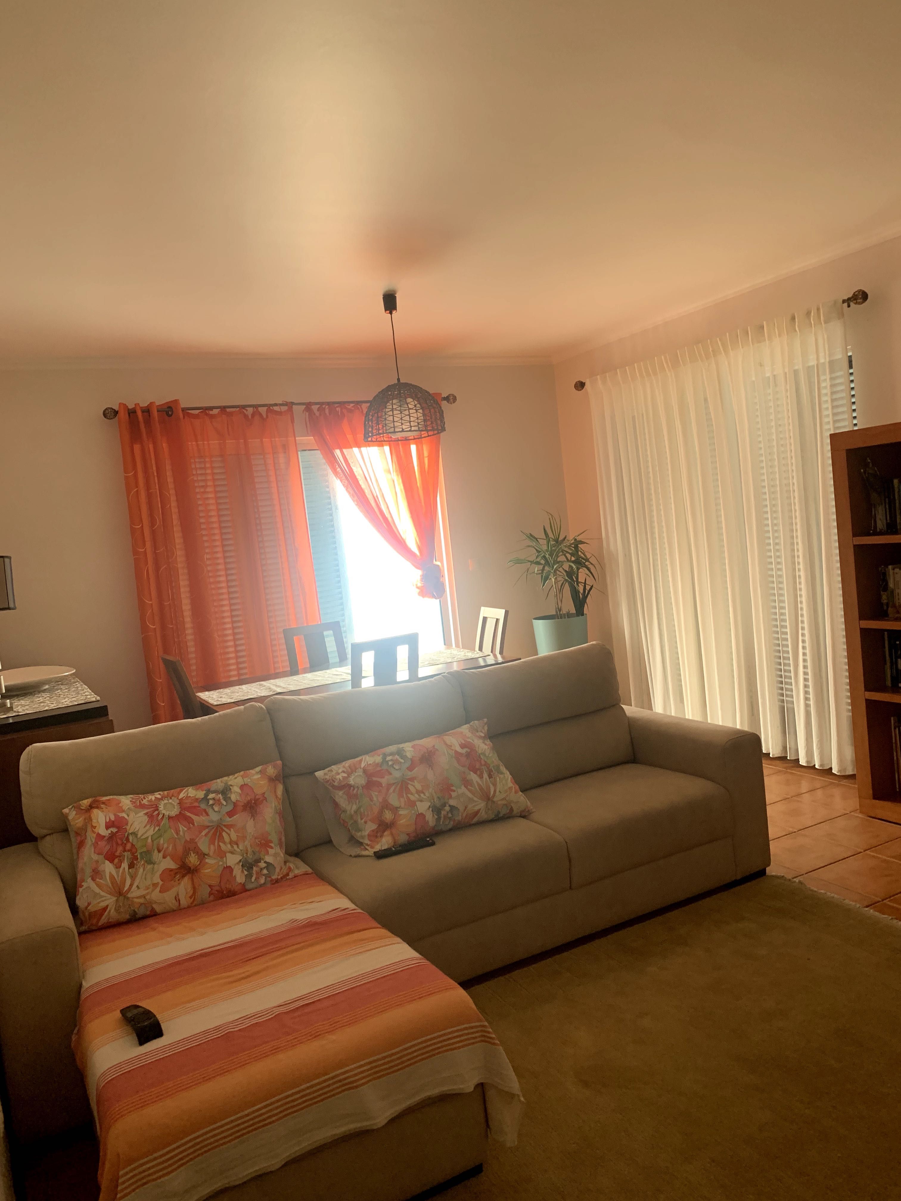 Quarto com casa de banho e sala privativas e cozinha partilhada