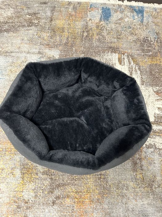 Место доя собак, лежанка черного цвета , меховая