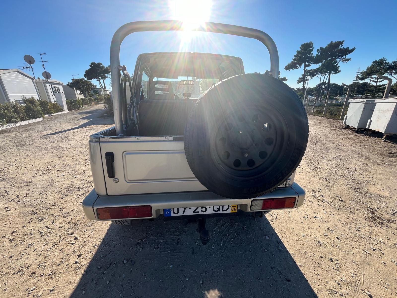 Jipe suzuki samurai