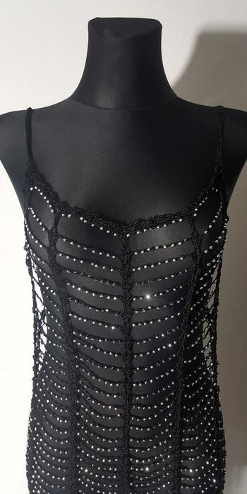 PrettyLittleThing Czarna siateczkowa sukienka z koralikami Glamour 38