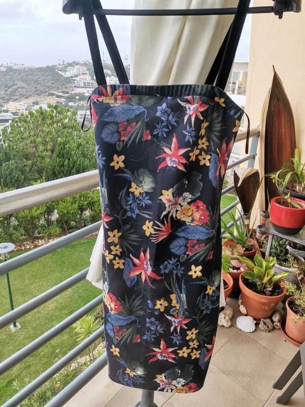 Vestido de verão justo, florido.   Zara
S / 36