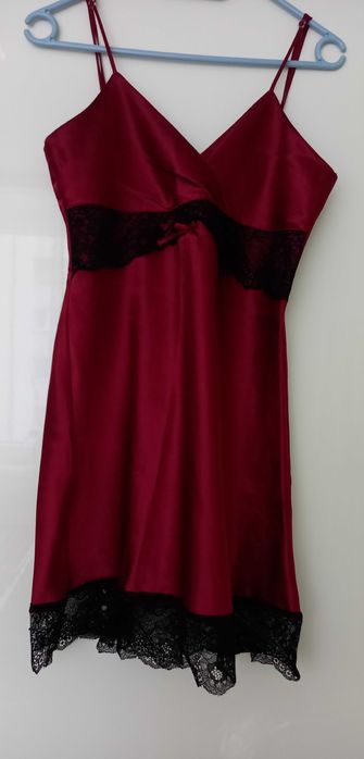 Bordowa satynowa koszulka nocna