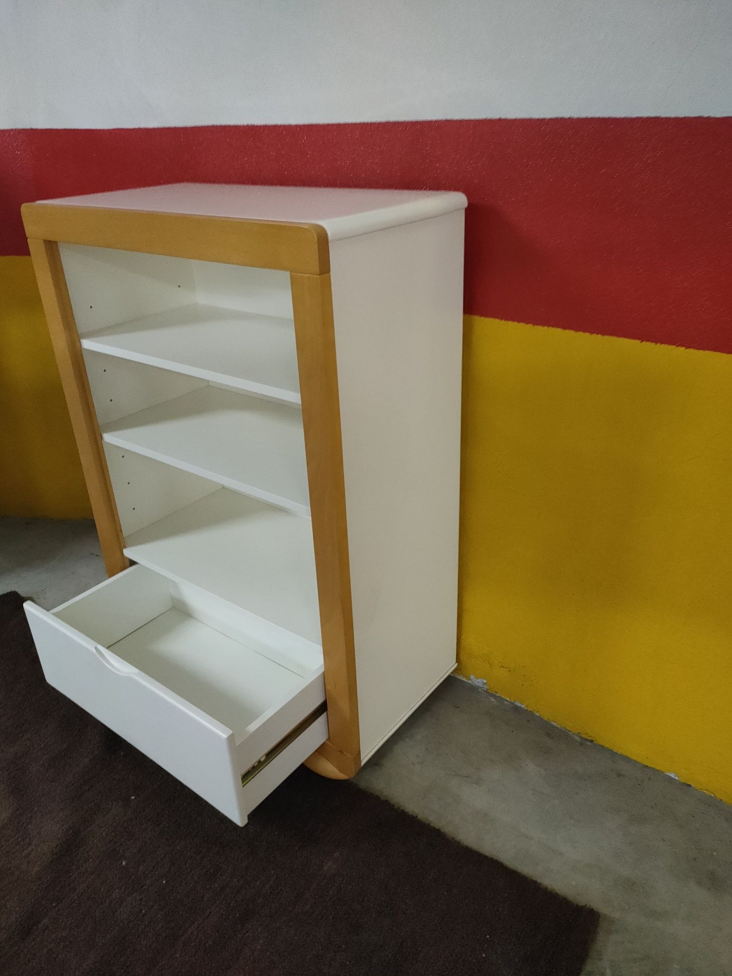 Movel de prateleiras laçado