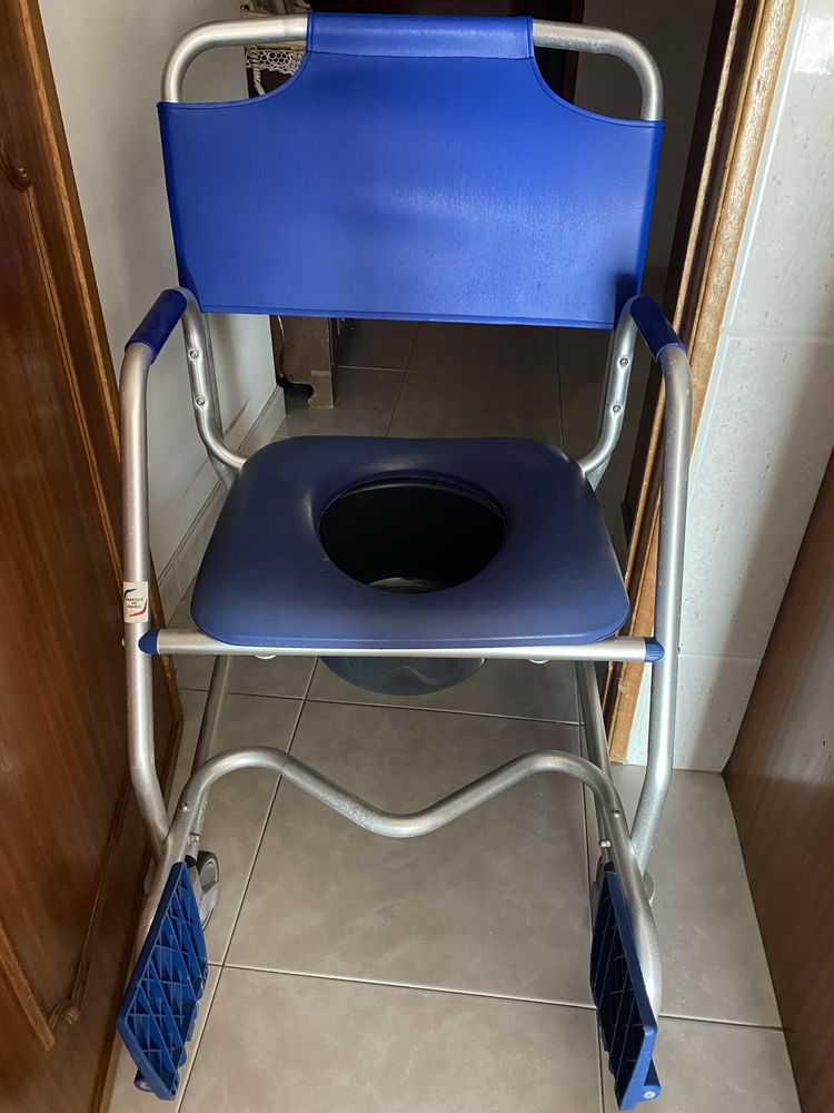 Cadeira de Banho e Sanitária com rodas