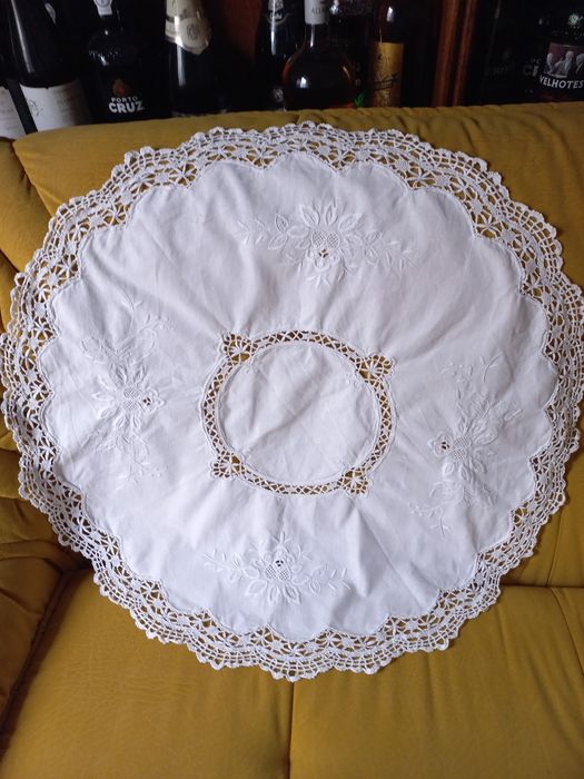 Naperon  com renda e bordados. Impecável