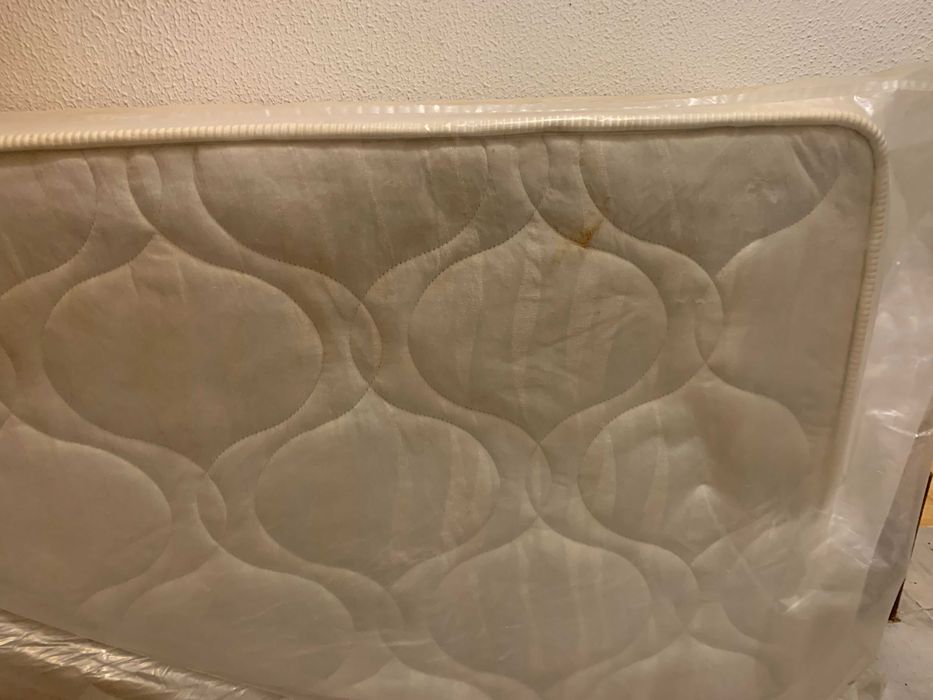 Colchão branco de solteiro