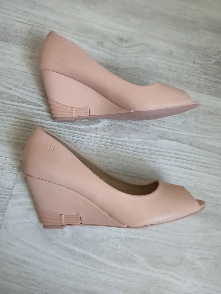Nowe buty, czółenka na koturnie  pudrowyy róż rozm. 38  wkl. 24,5 cm