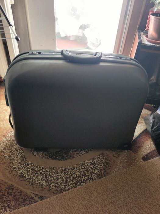 Валіза . Б/у в гарному стані